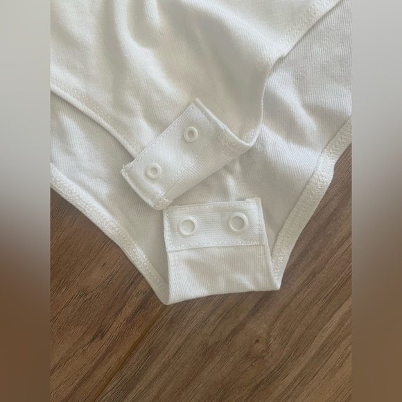 NWT V-Neck Scoop Neck Sleeveless Soft Comfortable Basic Tank Top bodysuit Sz M - Picture 5 of 8